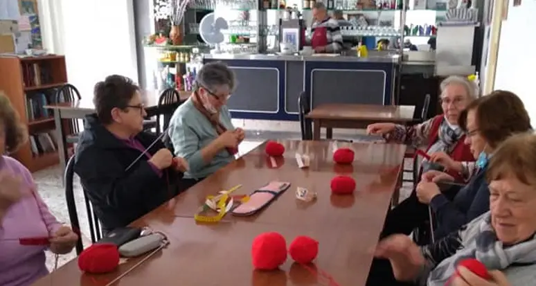 Tante volontarie ai ferri per la «coperta rossa» gigante contro la violenza sulle donne