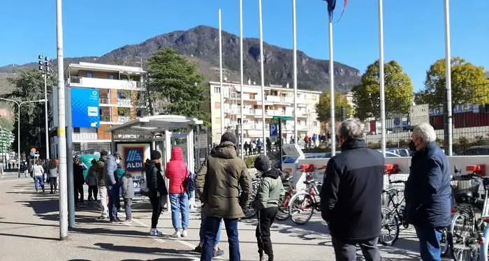 Bolzano: tamponi gratis solo al palasport, da stamattina un assalto e lunghe code