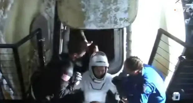 AstroSamantha è a casa, prima boccata d'aria fresca