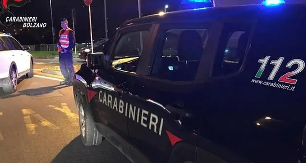 Irrompe in casa del frtello e lo accoltella: arrestato, l’uomo è gravissimo