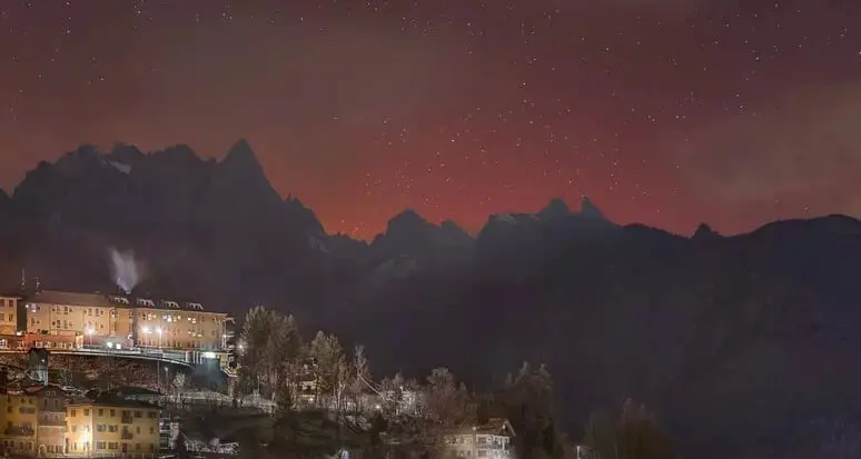 L'aurora boreale colora di rosso il cielo sulle Dolomiti