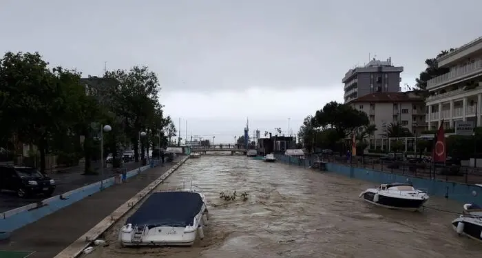 Maltempo in Emilia-Romagna, frane e allagamenti: si aggrava la situazione. I trentini già schierati