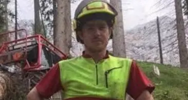Boscaiolo di 21 anni muore travolto da un albero a Nova Levante: la vittima è Armin Mittermair