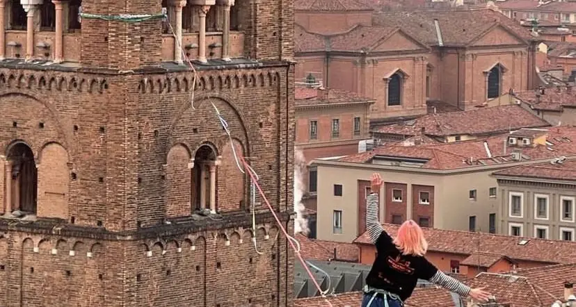 I trentini che camminano sul filo a tu per tu con il cielo (anche fra due torri di Bologna)
