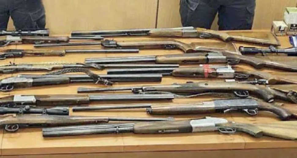 L’uomo che ha sparato in città aveva un arsenale in casa: 22 fucili