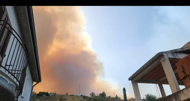 Incendi: a Cefalù turisti evacuati via mare