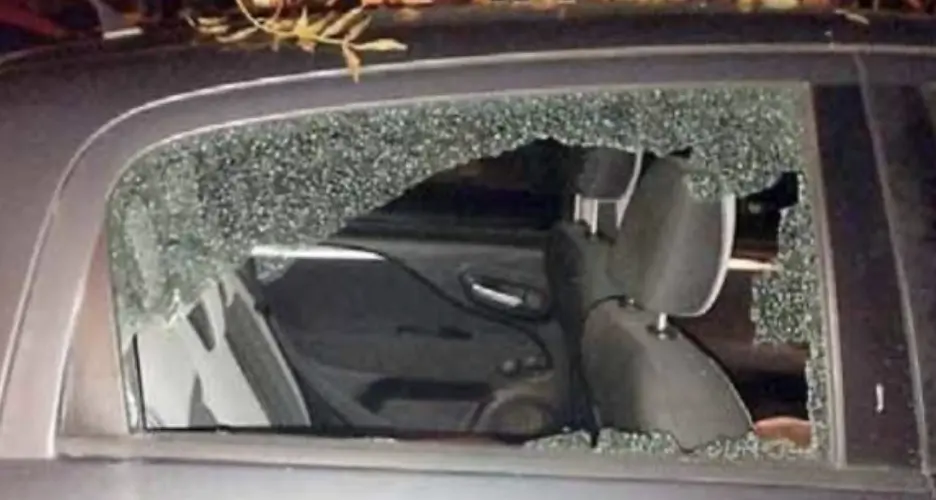 Ai Solteri vandali contro le auto parcheggiate: finestrini rotti davanti alla chiesa e al supermercato