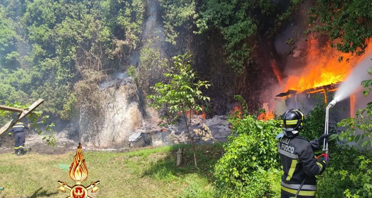 Allarme incendio nei boschi di Nago: rogo rapidamente domato