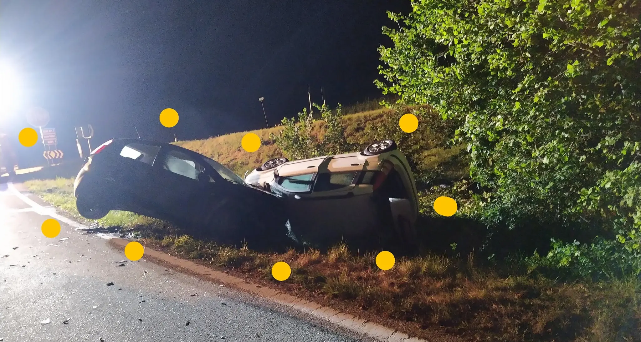 Tremendo frontale a Novaledo, tre giovanissimi feriti in modo grave, altre due persone coinvolte