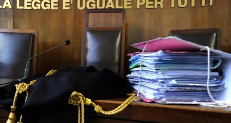 Il cinquantenne e la ventenne: lei lo lascia, lui la violenta e aggredisce a ripetizione, va a processo