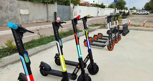 Monopattini e biciclette \"a mano\": sperimentazione prevista ma inattuata in piazza Pasi e via Oss Mazzurana