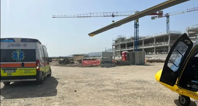 Incidenti lavoro: operaio 61enne cade in cantiere, è grave