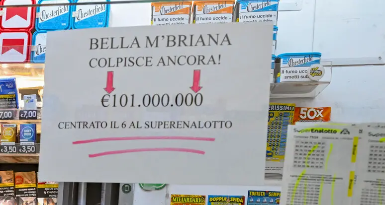 Vince 100 milioni al Superenalotto giocandone due: a Napoli è caccia al fortunato