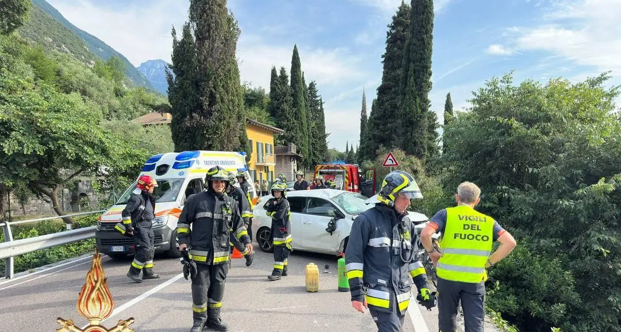 Auto esce di strada sulla SS249 a Tempesta: due persone ferite