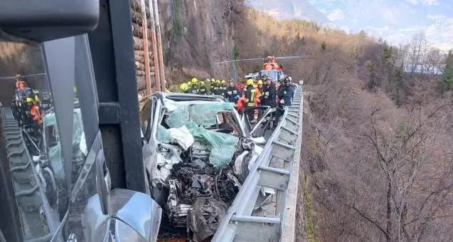 Incidente mortale in Alto Adige: nello schianto tra auto e camion è morta una persona