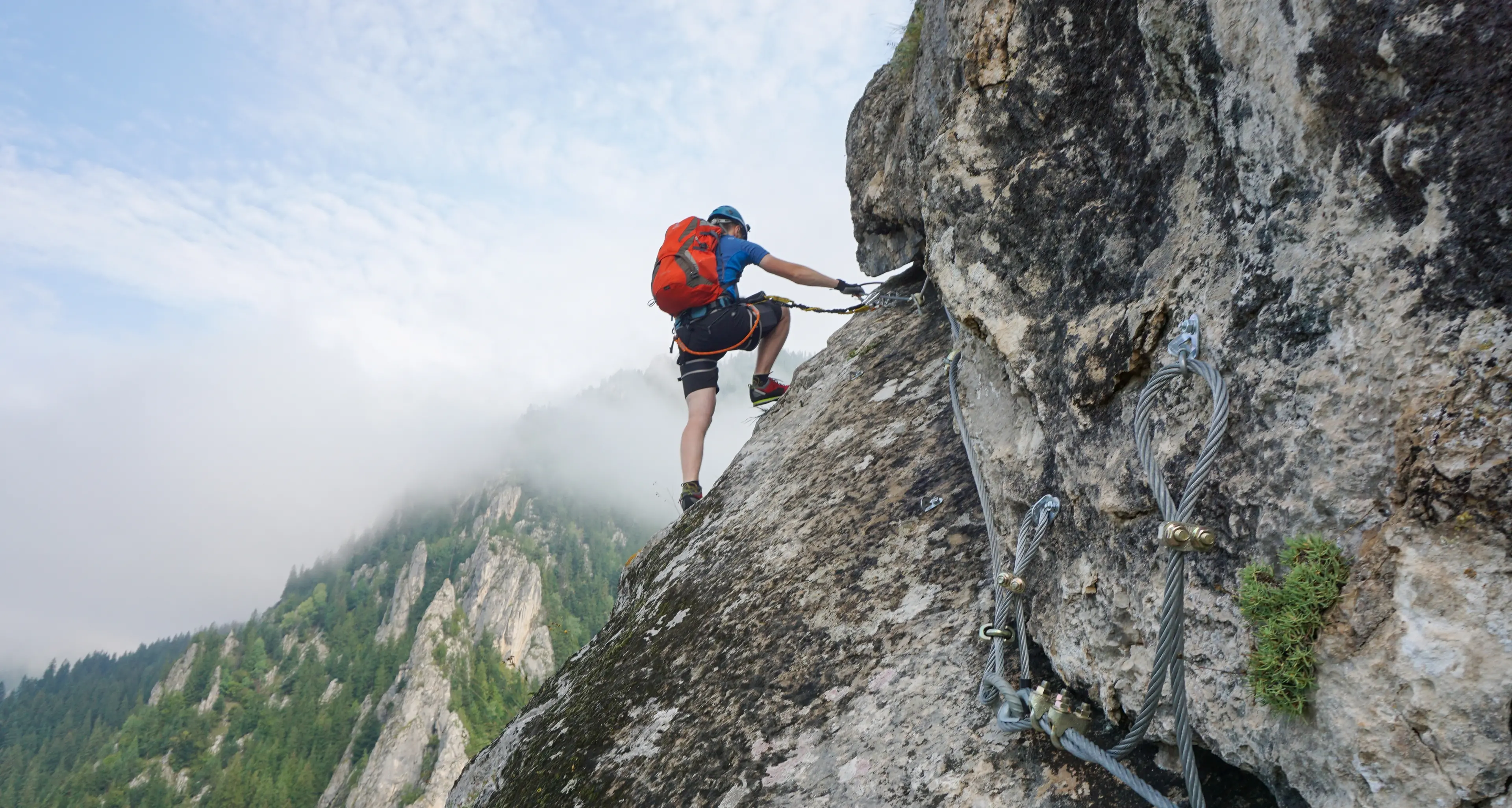 Perde l’appoggio e precipita per sei metri: alpinista 50enne soccorso sul Sass Pordoi