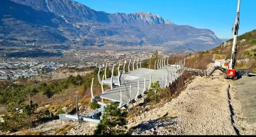 Lo scalone di ferro ai Lavini? Il duro no di Italia Nostra: «Chiediamo che venga smantellato immediatamente»
