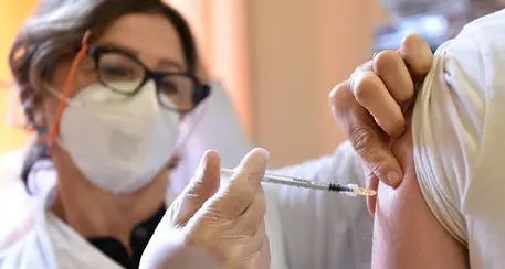 Corsa al vaccino in Trentino: sabato primo maggio sono state somministrate 4.517 dosi