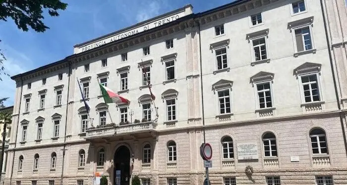 Il Pd attacca sui 4,6 miliardi fermi in Provincia: «Ingessano il Trentino»