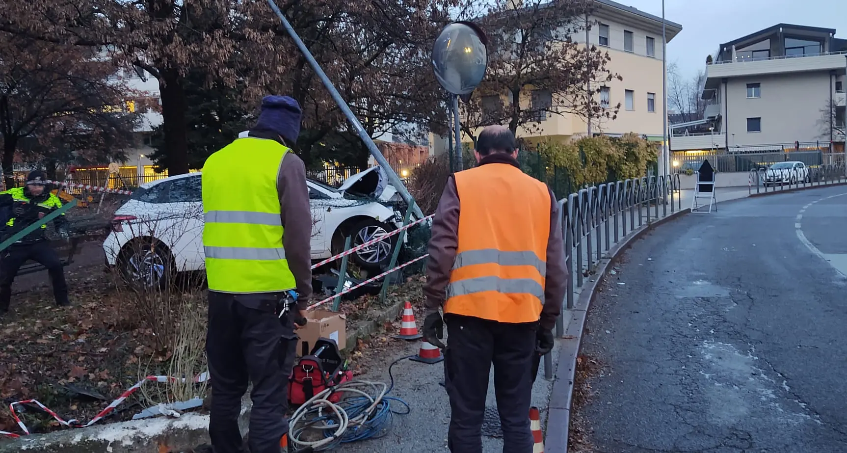 Perde il controllo dell’auto e sfonda la recinzione del parco pubblico, schiantandosi contro un palo