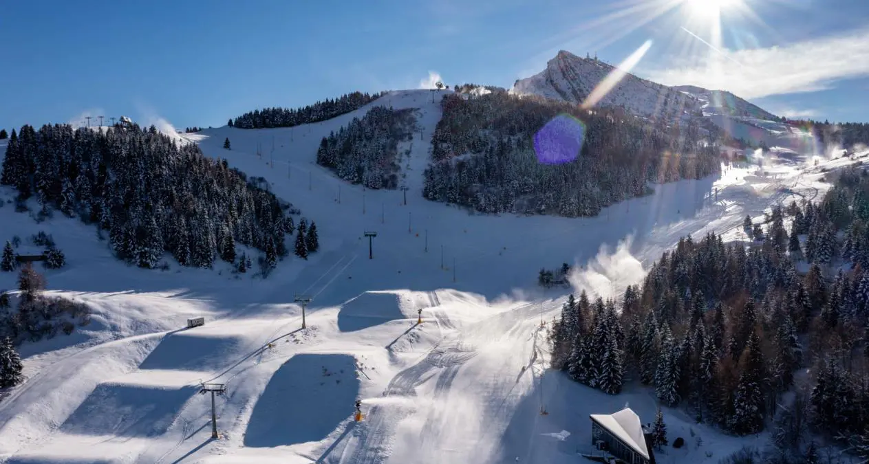 La guerra dell’ombra fra i due alberghi del Monte Bondone: il Nevada denuncia e chiede i danni, ma alla fine dovrà pagarli all’hotel Vason