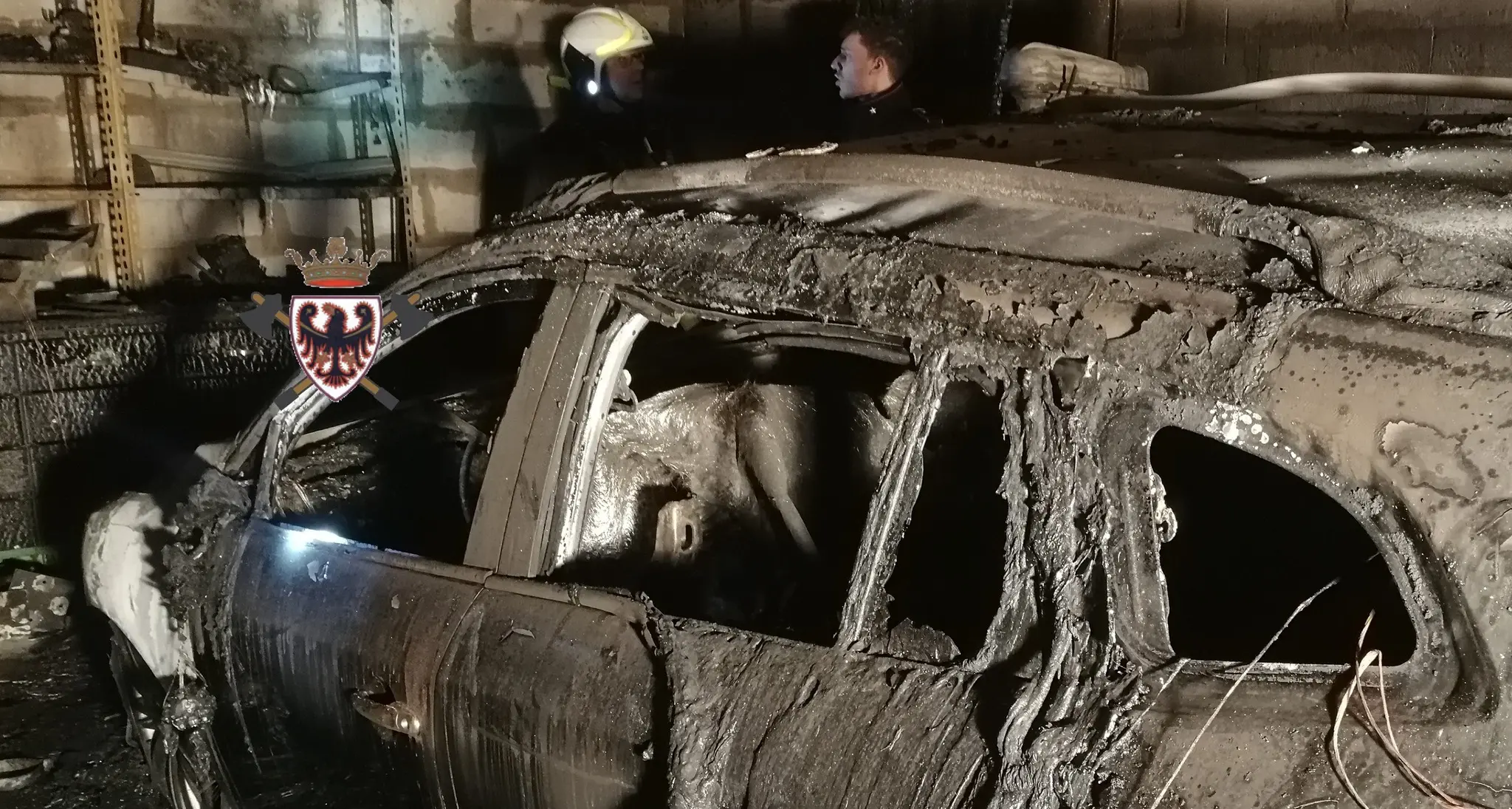 Incendio in un garage di Pergine, evacuata una intera palazzina: indagano i carabinieri