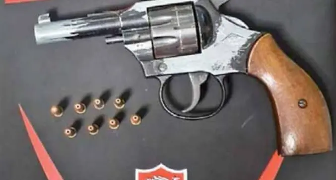 Pistola e munizioni trovate da un tecnico in un locale caldaia