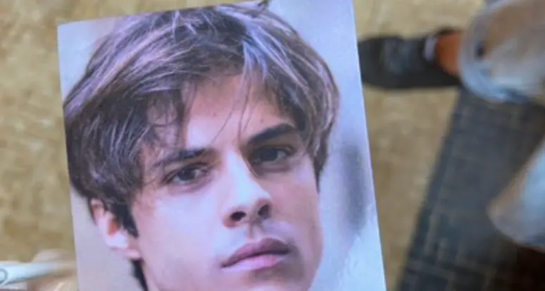 Michele Merlo, rubati i regali dalla tomba. Il dolore della mamma: “Ignobili, vergogna”