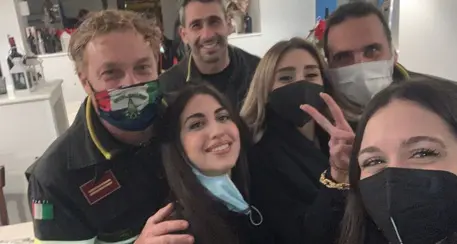 Dopo il cenone il titolare chiude il locale, tre ragazze restano in bagno