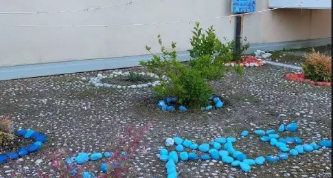 Cognola, i vandali devastano l'aiuola dei bambini, realizzata per chiedere la pace nel «Giardino delle meraviglie»