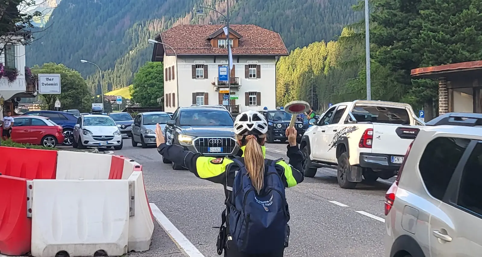 Coppia di turisti falciati da un'auto davanti all'hotel a Vigo di Fassa: soccorsi da due elicotteri