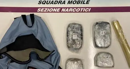 Fugge con 2,5 chili di eroina nello zaino: arrestato al parco del Salè di Trento
