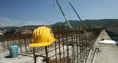 Ennesimo grave incidente sul lavoro, lo sconcerto del mondo dell’edilizia: “Drammatica scia di sangue”