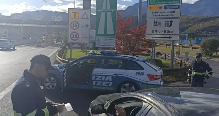 Troppa cosa in A22, sfreccia in corsia di emergenza senza patente: multa da 5.500 euro