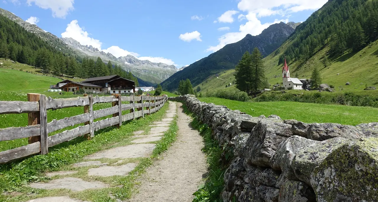 Focolaio in un campo estivo in Valle Aurina: 33 contagiati dalla variante Delta (anche il parroco)