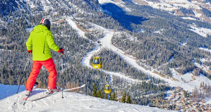 Sci, casco obbligatorio per tutti e skipass sempre più cari: Dolomiti Superski arriverà a 86 euro