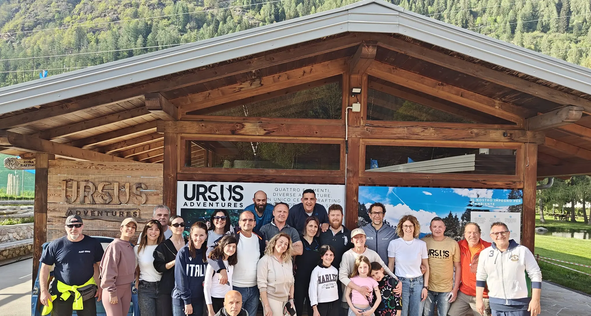 Meloni e Lollobrigida, rafting in Val di Sole: il ministro anche in parapendio