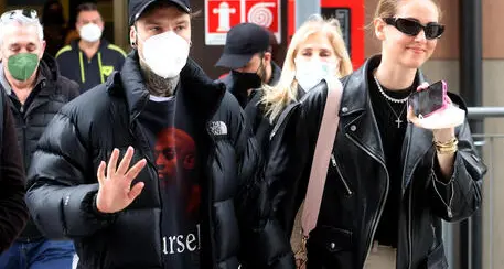 Fedez dimesso dal San Raffaele. Esce con la moglie Chiara: \"Sto bene\"