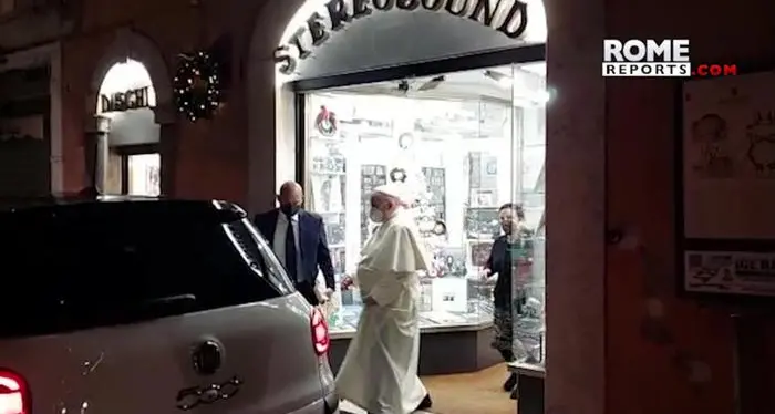 Papa Francesco esce dal Vaticano, in un negozio di dischi, a comprarsi i vinili