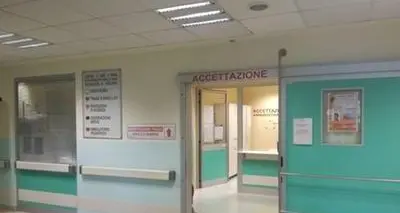 Auto si ribalta e si schianta contro un pilone a Spiazzo, un 46enne resta incastrato fra il finestrino e l’asfalto