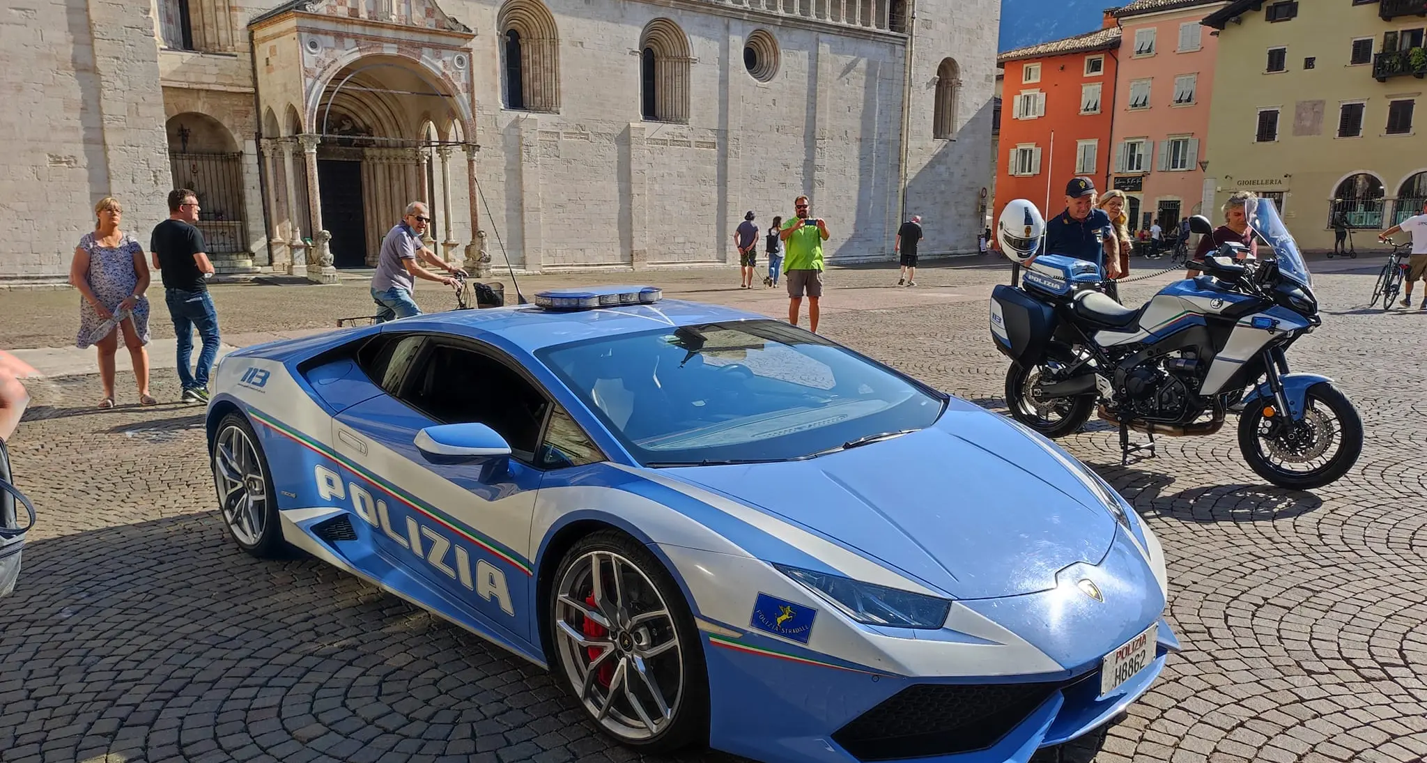 In Piazza Duomo c’è la Lamborghini Huracàn della Polizia: arrivata per la Trento-Bondone