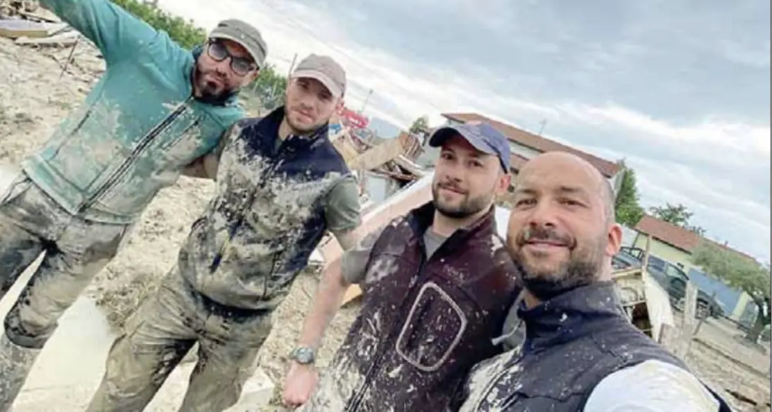 Quattro amici a spalare fango in Romagna: due giorni da volontari tra tanta disperazione