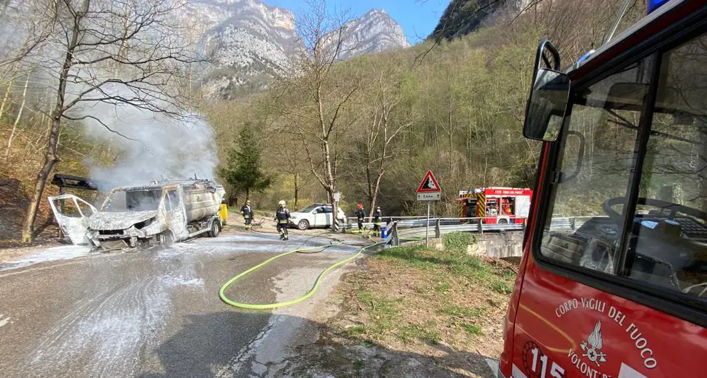 Raccolta rifiuti, esplode un camioncino a metano, due operai salvi per miracolo