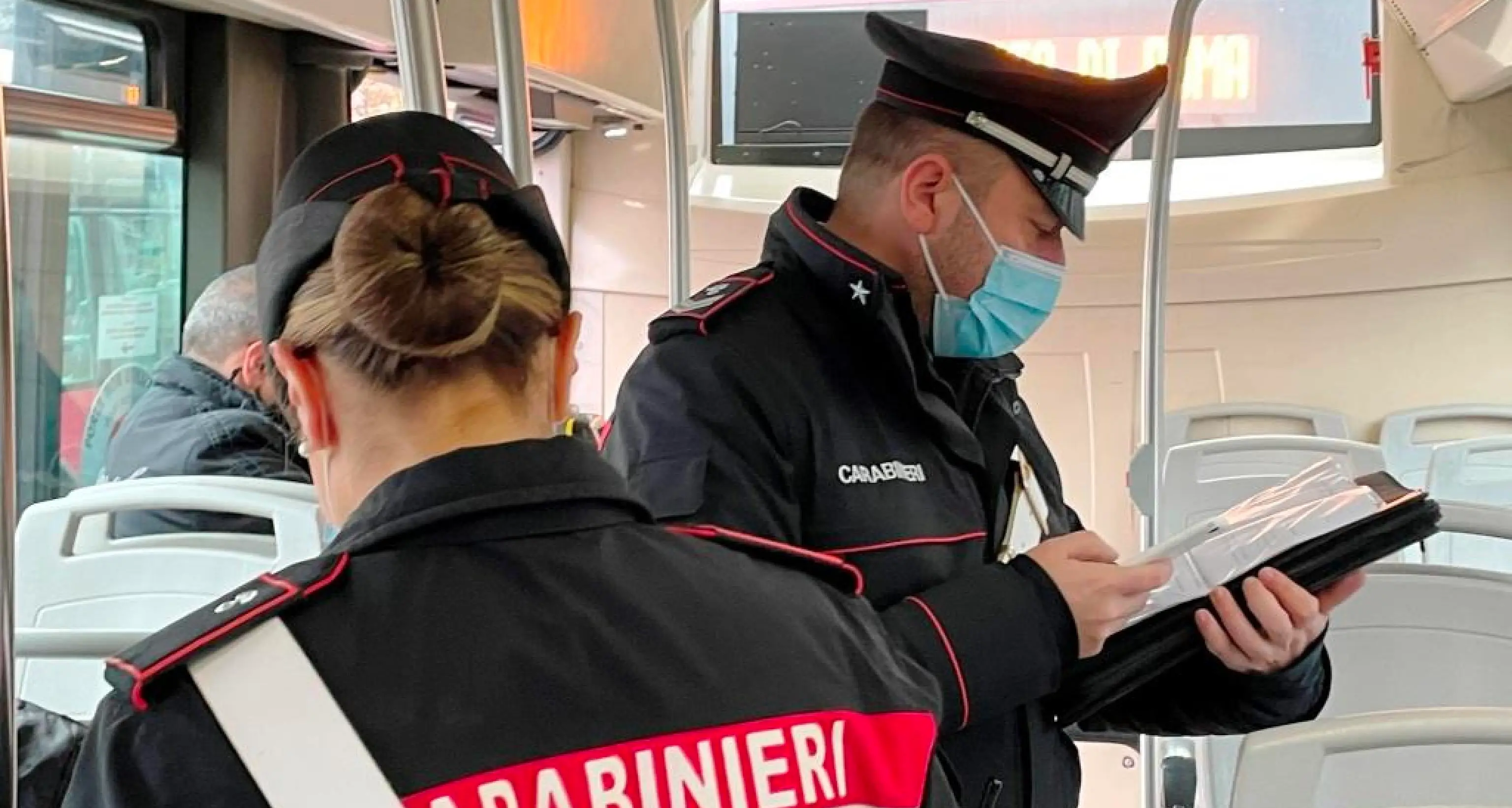 Controllo green pass sullo scuolabus: studenti in regola, ma l’autista no, i carabinieri lo denunciano (e lo mandano a casa)