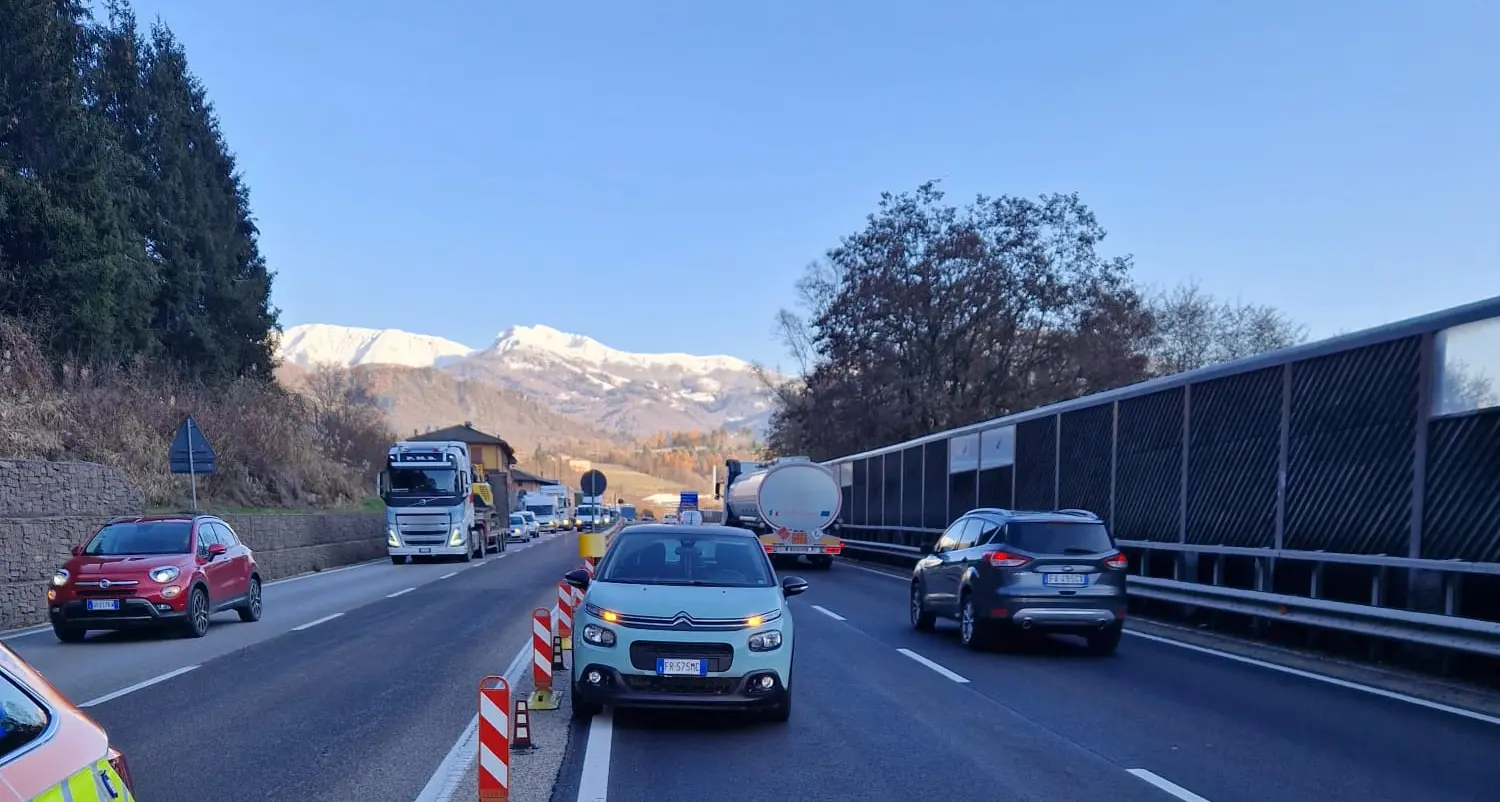 Contromano in Valsugana: una donna bloccata dalle forze dell’ordine, evitati incidenti