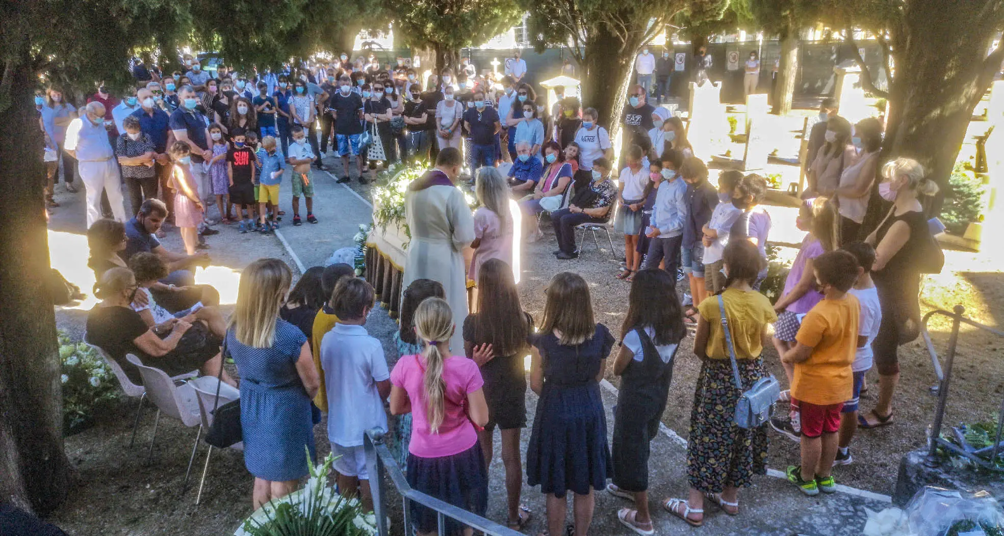 I compagni di classe con un fiore in mano, il dolore per la morte di William, morto a 10 anni
