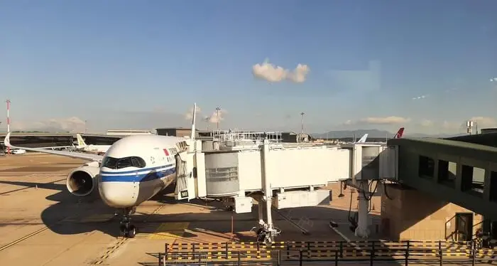 Scattano le prime restrizioni per i carburanti per gli aerei in quattro scali italiani: Linate, Venezia, Treviso e Bologna