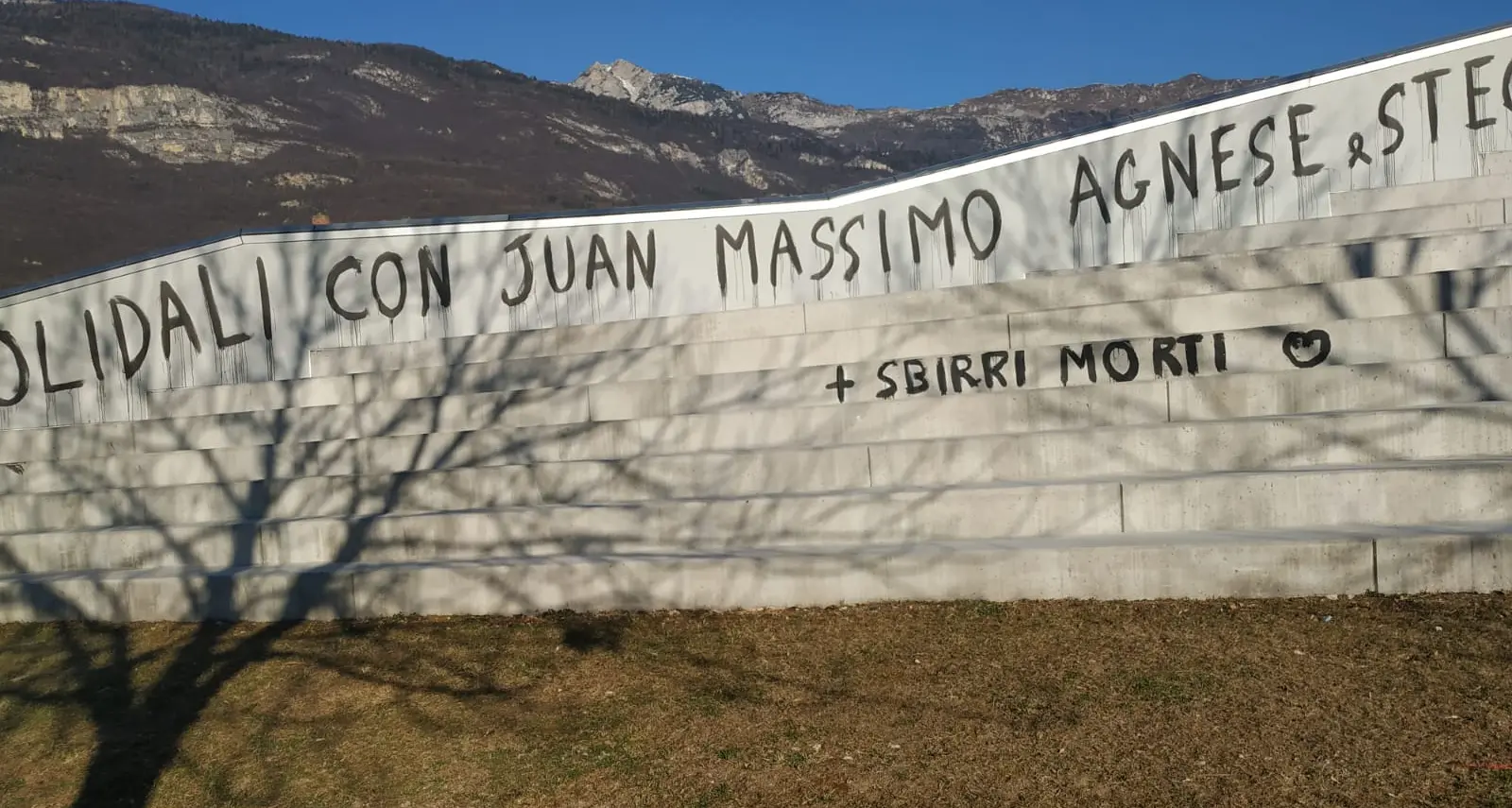 Protesta anarchica nel Roveretano: scritte sulla gradinata della Manifattura dopo il blitz della polizia