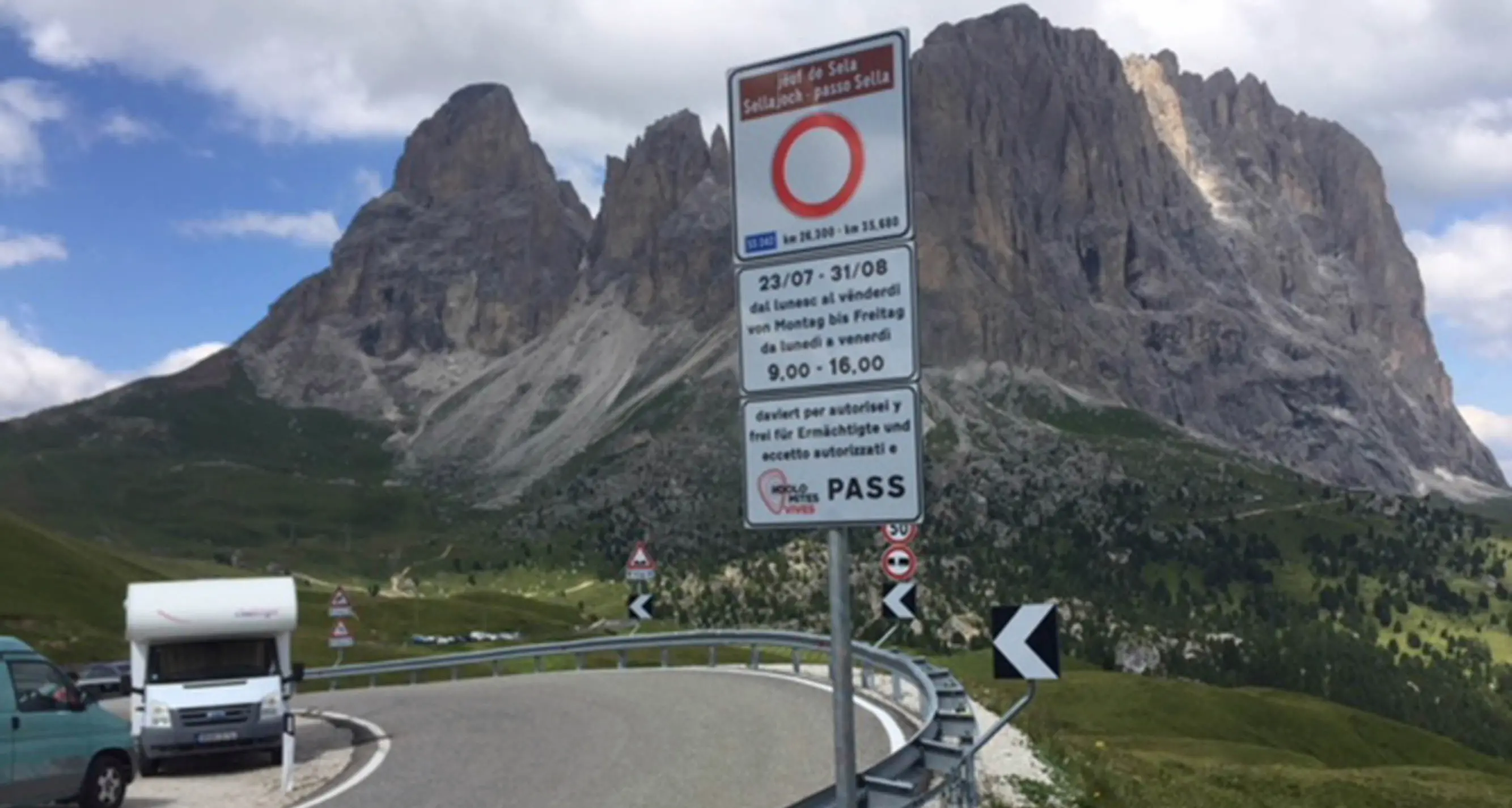 Cade con la bici da corsa, gravissima una donna a passo Sella
