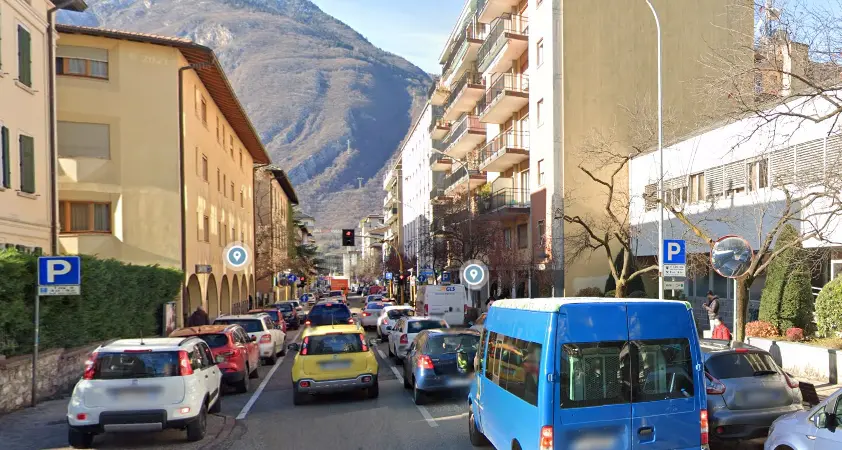 Via Perini, arriva la pista ciclabile (e 34 parcheggi in meno per le auto)